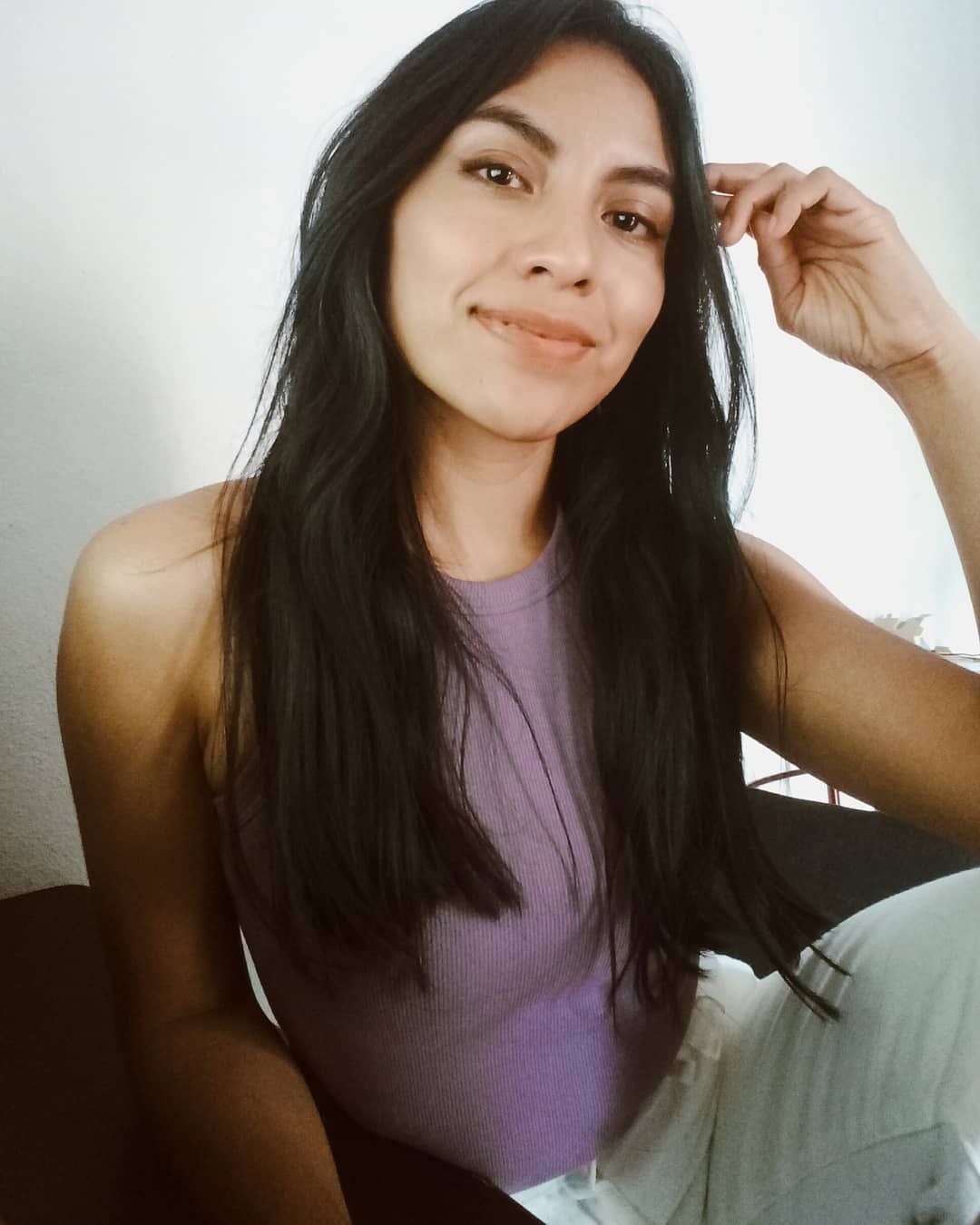 Retrato de la editora de video, con el cabello suelto y sonriendo.